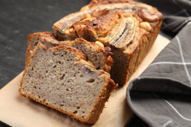 Siyah masada fındıklı muz ekmeği kes, yakın plan.