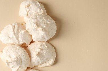 Bej arka planda ev yapımı leziz kurabiyeler, üst manzara. Metin için boşluk