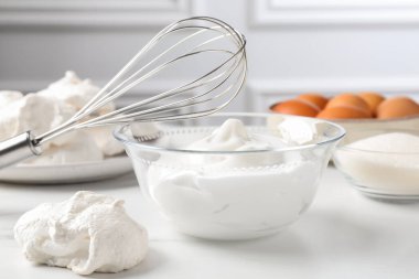 Fırça çırpma, krem şanti ve diğer malzemeler ışık masasında, yakın plan. Kurabiye pişiriyorum.