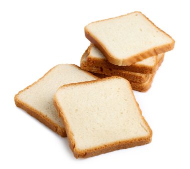 Taze ekmek parçaları beyaza izole edilmiş.