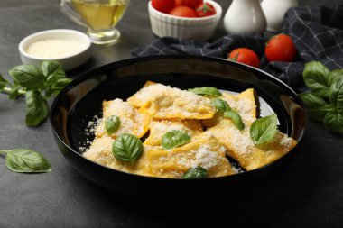 Siyah masada parmesan peynirli ve fesleğenli lezzetli ravioli.