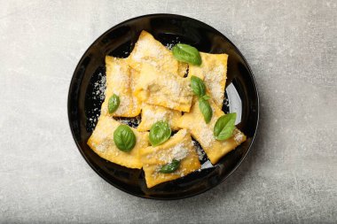 Parmesan peynirli ve fesleğenli nefis ravioli.