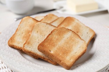 Lezzetli ekmek dilimleri beyaz masada, yakın plan.