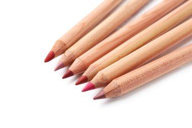 Birçok farklı dudak kalemi beyaza izole edilmiş.