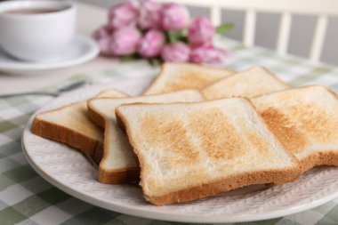 Lezzetli kızarmış ekmek dilimleri masada, yakın plan.