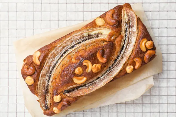 Fındıklı muzlu ekmek, ışık masası manzaralı.