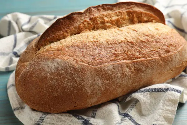 Masada taze ekmek, yakın plan.