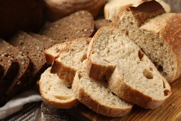 Masada farklı taze ekmek türleri, yakın çekim.