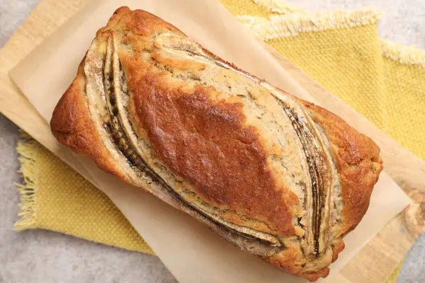 Gri masada ev yapımı muz ekmeği, üst manzara.