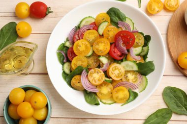 Tahta masada servis edilen sarı domatesli taze salata.