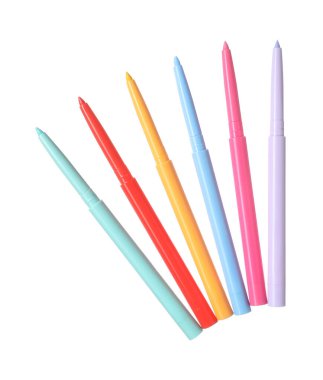 Parlak göz kalemleri beyaza izole edilmiş.