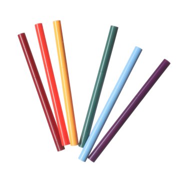 Parlak göz kalemleri beyaza izole edilmiş.