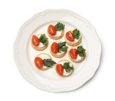 Krem peynirli, domatesli ve maydanozlu leziz krakerler.