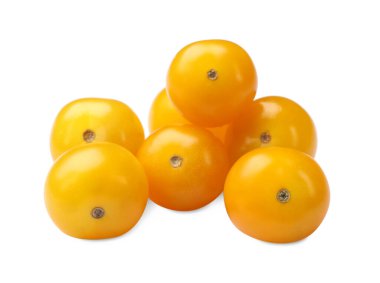 Olgun sarı kiraz domatesleri beyazlar üzerinde izole.