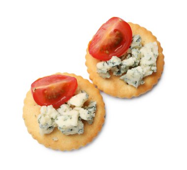 Mavi peynirli ve domatesli leziz krakerler beyaz, üst manzara