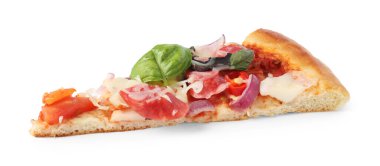 İnce tütsülenmiş sosisli ve beyaz üzerine izole edilmiş bir dilim lezzetli pizza.