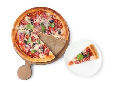 İnce tütsülenmiş sosis ve beyaza izole edilmiş malzemelerle nefis bir pizza.