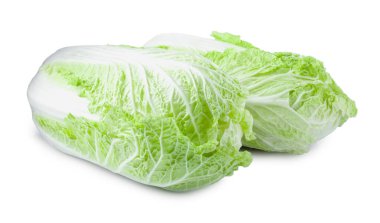 İki taze Çin lahanası beyaz üzerine izole edilmiş.