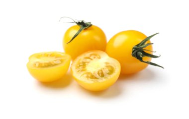 Olgun sarı kiraz domatesleri beyazlar üzerinde izole.