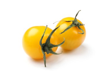 Olgun sarı kiraz domatesleri beyazlar üzerinde izole.