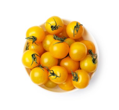 Taze sarı domatesler beyaz kasede izole edilmiş.