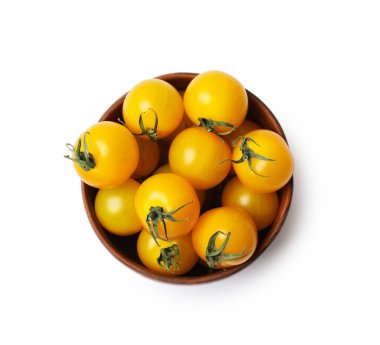 Taze sarı domatesler beyaz kasede izole edilmiş.