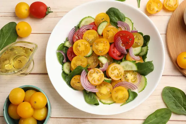 Tahta masada servis edilen sarı domatesli taze salata.