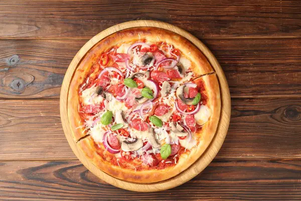 Lezzetli pizza, füme sosis ve mantar, ahşap masa, üst manzara.