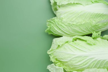 Yeşil arka planda taze Çin lahanaları, üst manzara. Metin için boşluk