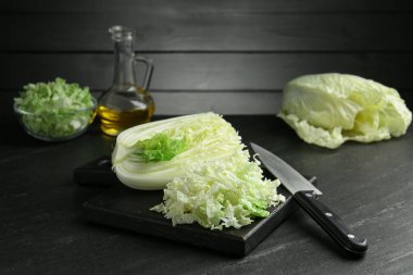 Siyah masada Çin lahanası ve bıçağı kes, yakın plan.