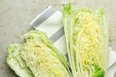 Açık gri masada Çin lahanası kes, üst manzara.