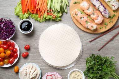 Pirinç kağıt çarşaflar ve gri ahşap masa üzerindeki farklı malzemeler.