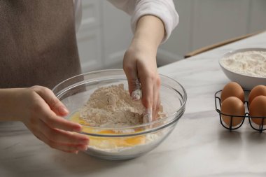 Khinkali yapıyorum. Mutfakta hamur karıştıran kadın, yakın plan.