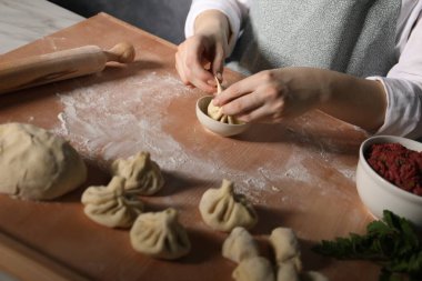 Mutfaktaki masada khinkali yapan kadın, yakın plan.