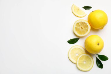 Beyaz arka planda taze olgun limonlar, düz uzanmış. Metin için boşluk