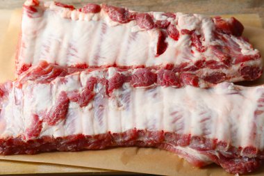 Taze çiğ domuz pirzolası, yakın plan.