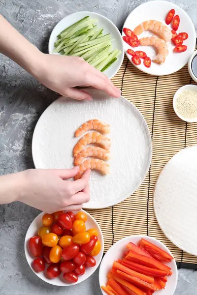 Açık gri masada nefis börek yapan kadın, düz yatıyordu.
