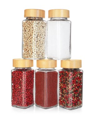 Beyaz kavanozlardaki farklı aromatik baharatlar.