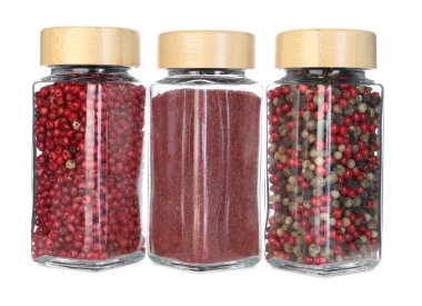 Beyaz kavanozlardaki farklı aromatik baharatlar.