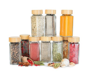 Beyaz kavanozlardaki farklı aromatik baharatlar.