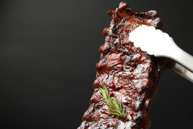 Siyah arka planda maşalı leziz domuz pirzolası, yakın plan. Metin için boşluk