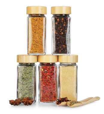 Beyaz kavanozlardaki farklı aromatik baharatlar.