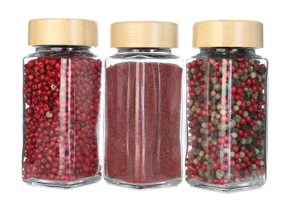 Beyaz kavanozlardaki farklı aromatik baharatlar.