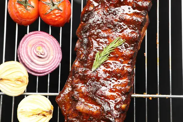 Biberiyeli, soğanlı ve domatesli leziz domuz pirzolası.