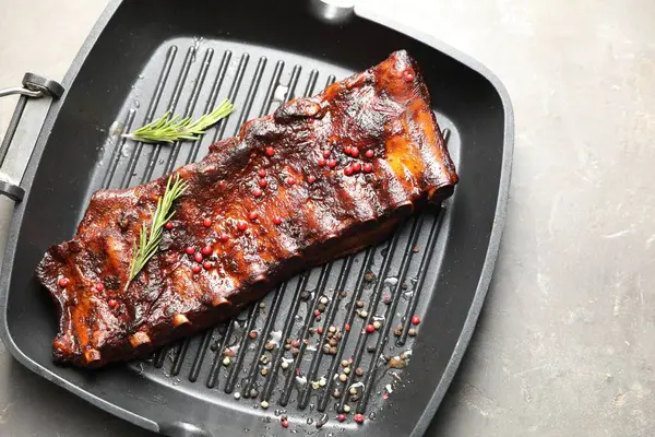 Gri masadaki biberiyeli leziz domuz pirzolası.