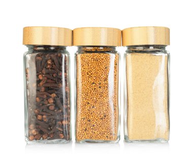 Beyaz kavanozlardaki farklı aromatik baharatlar.