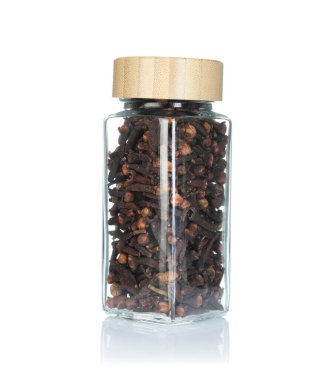 Baharat kavanozundaki karanfiller beyaza izole edilmiş.