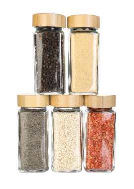 Beyaz kavanozlardaki farklı aromatik baharatlar.