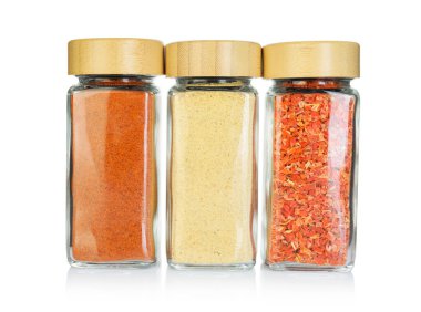 Beyaz kavanozlardaki farklı aromatik baharatlar.