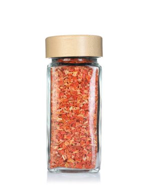 Baharat kavanozundaki kuru havuçlar beyaza izole edilmiş.